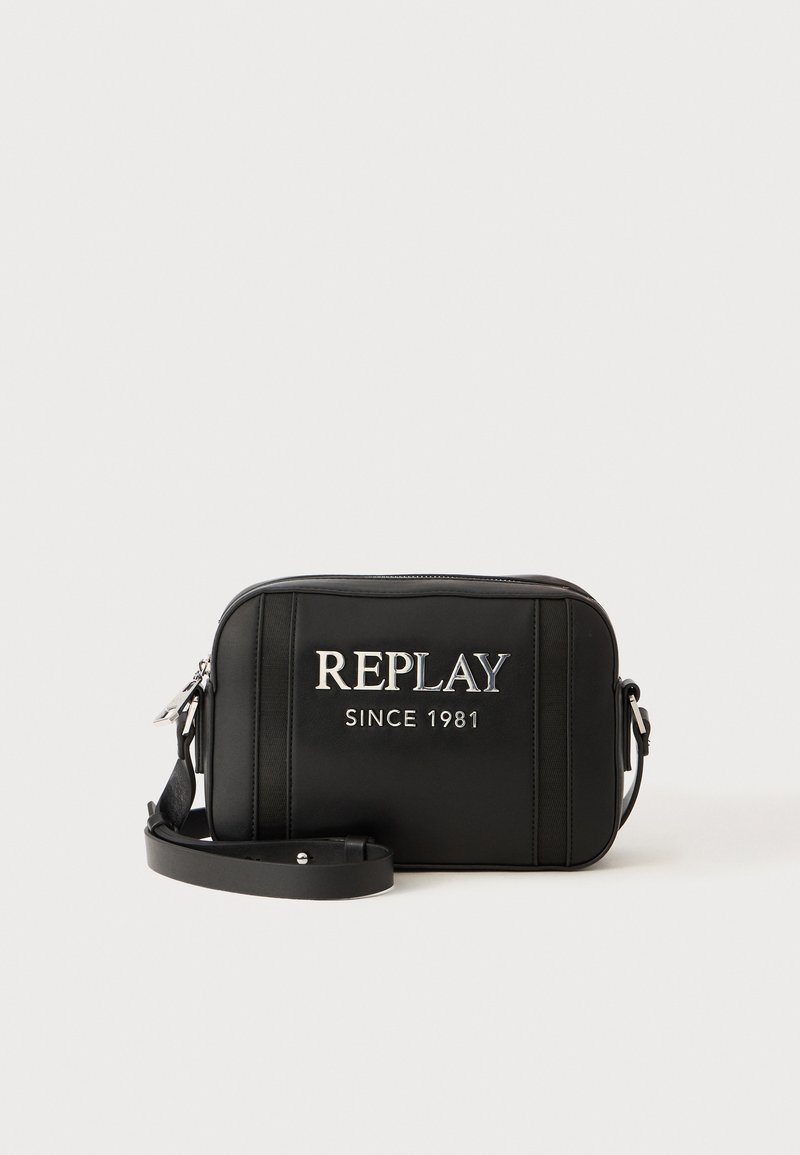 Borsa a tracolla rettangolare nera realizzata in materiale sintetico, con testo argentato "REPLAY SINCE 1981" e una tracolla regolabile.