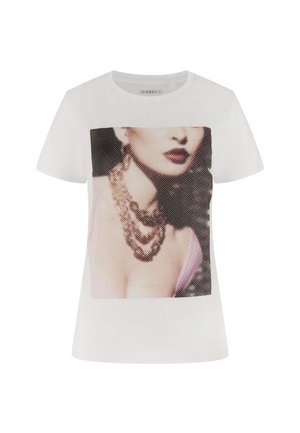 Tricou alb din bumbac, cu imprimeu mare în halftone al unei figuri purtând un colier, cu accente roz și mâneci scurte.