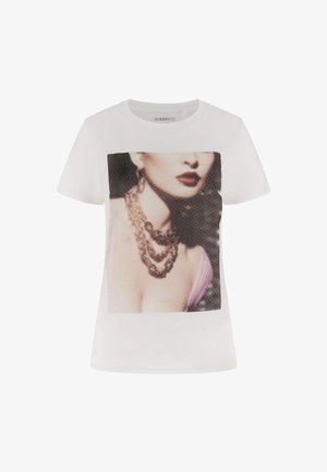 Tricou alb din bumbac, cu imprimeu mare în halftone al unei figuri purtând un colier, cu accente roz și mâneci scurte.