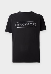 Juoda medvilnės marškinėliai su trumpomis rankovėmis, išsiskiriantys ryškiu pilku "HACKETT" logotipu priekyje, apvaliu iškirpimu ir standartine forma.