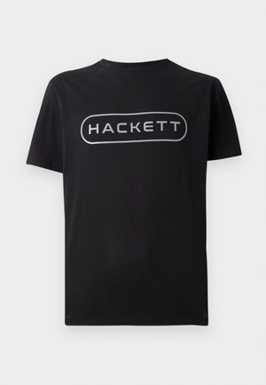 T-shirt de algodão preta com mangas curtas, apresentando um proeminente logo cinza "HACKETT" na parte da frente, gola redonda e um corte padrão.