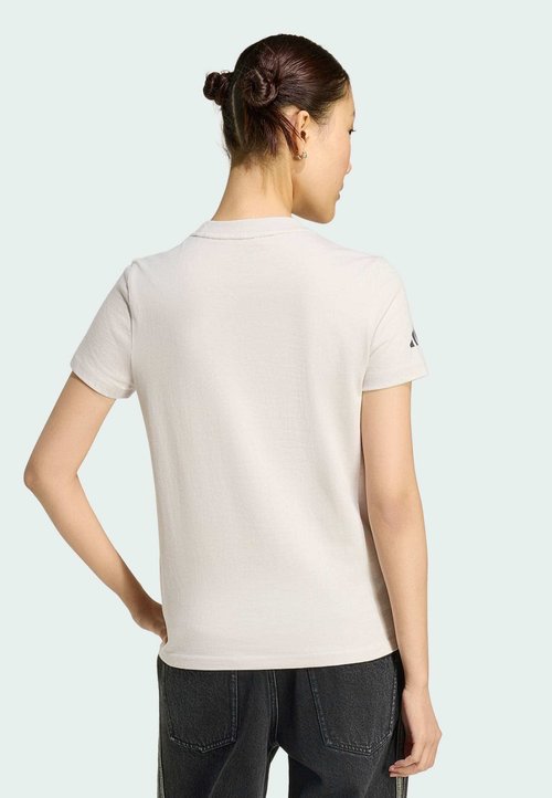 adidas Women's Audi Revolut F1 Team DNA Graphic Tee Chalk Pearl — foto 2