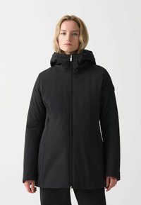 Zwarte waterdichte jas met een capuchon, voorrits en zijzakken. Het ontwerp is gestroomlijnd met een gladde textuur.