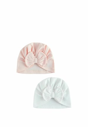 Zwei weiche Babymützen aus Stoff, eine in zartem Rosa und eine in Weiß, jeweils mit einem gerafften Design und einer großen, passenden Schleife auf der Vorderseite.