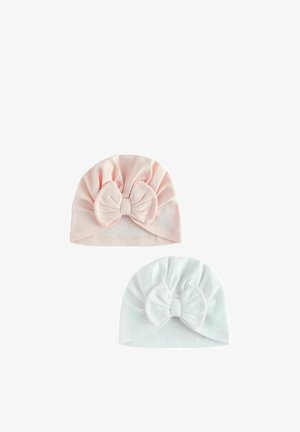 To bløde babyhuer i stof, den ene i sart lyserød og den anden i hvid, hver med et rynket design og en stor matchende sløjfe foran.