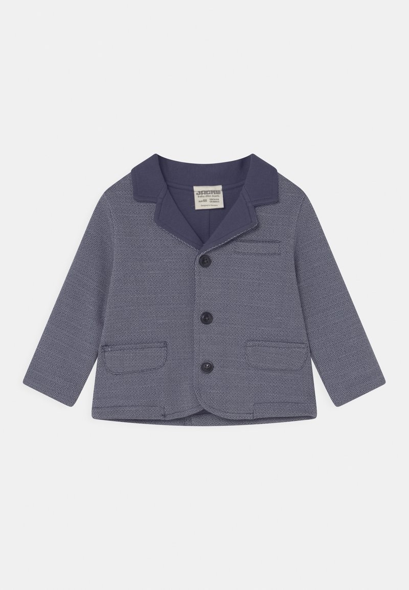 Langærmet marineblå blazer til småbørn med tre knapper, to forlommer med klap og en hakket krave på hvid baggrund.