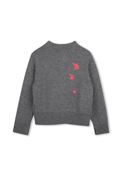 Pull gris tricoté avec poignets et ourlet côtelés, comportant trois étoiles rouges en haut à droite.