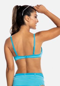 Niebieski, w paski bikini z regulowanymi ramiączkami i zapięciem na zamek. Materiał jest gładki, podkreślający dopasowany krój i subtelną połysk.