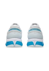 Witte sportschoenen met blauwe accenten. Voorzien van een gevoerde zool, ronde hak en een textielachtige stof aan de achterkant. Modelnaam "GEL_QUANTUM 360" zichtbaar.