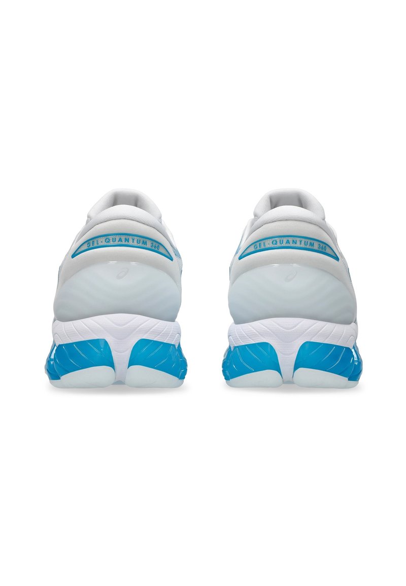 Chaussures de sport blanches avec des accents bleus. Elles présentent une semelle rembourrée, un talon arrondi et un tissu texturé à l'arrière. Le nom du modèle "GEL_QUANTUM 360" est visible.