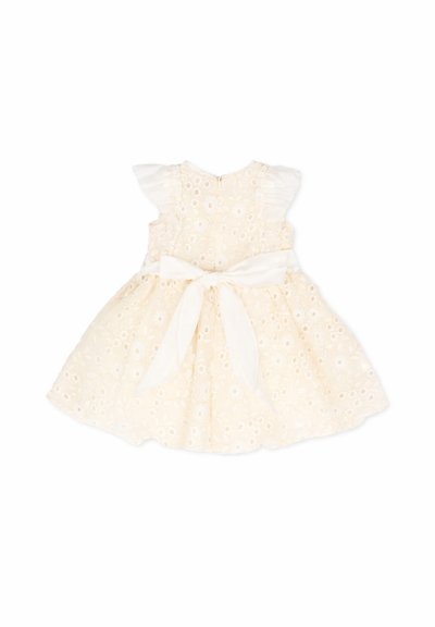 Vestido de bebé color crema con patrón floral de ojales, mangas volantadas y una faja con lazo anudado en la parte trasera.