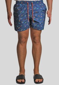 I pantaloni da bagno blu presentano un motivo di grafiche colorate legate agli sport acquatici. Finiti con una vita elasticizzata e un dettaglio arancione del cordino.
