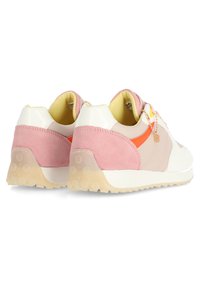 Flerfärgade sneakers med rosa mocka, vita läderdetaljer, orange accenter och en genomskinlig gummisula. Texturerad yta och snören synliga.