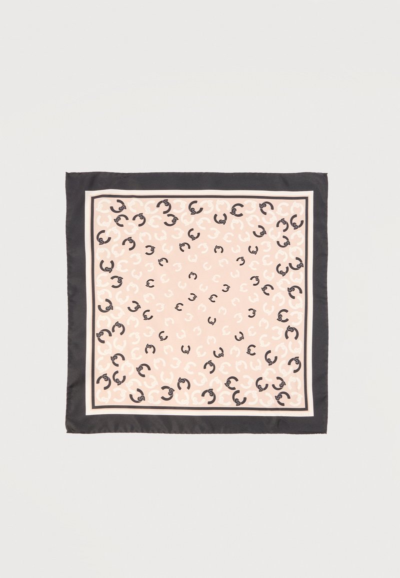 Firkanthodet silkeskjerf med beige sentrum, spredte svarte og lyse beige abstrakte flekker, og en bred svart kant.