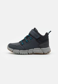 Buty sportowe z czarną syntetyczną cholewką, niebieskimi akcentami, paskiem na rzep oraz teksturowaną szaro-rubberową podeszwą z detalami w kropki.