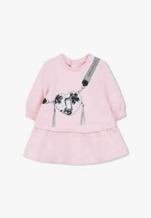 Abito rosa con maniche lunghe, caratterizzato da una grafica a forma di cuore con dettagli floreali e spalline rimovibili. Tessuto morbido con fondo a ruota arricciato.