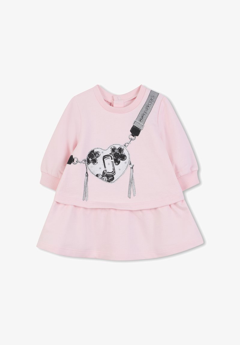 Różowa sukienka z długimi rękawami, ozdobiona graficznym sercem z kwiatowymi akcentami oraz odpinanym paskiem. Miękka tkanina z falbanistym dołem spódnicy.