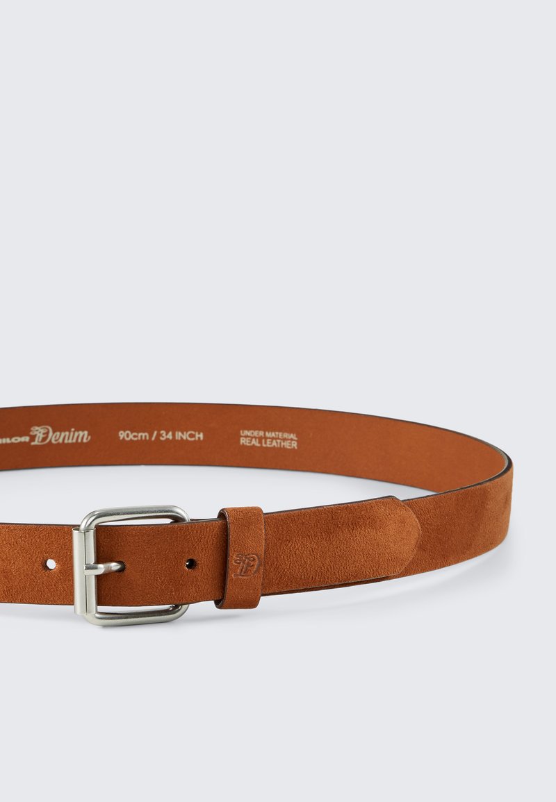 Ceinture en cuir suédé marron, mesurant 90 cm de long, avec une boucle rectangulaire en métal et un intérieur lisse avec des détails de marque en relief.