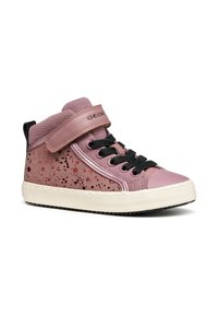 Różowe wysokie sneakersy z teksturowaną cholewką, z czarnymi sznurowadłami, rzepem oraz nakrapianym wzorem po bokach.