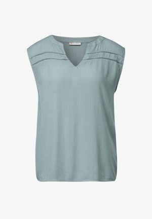 Jasnoniebieski bezrękawnik z dekoltem w serek, teksturowana tkanina i ozdobne poziome przeszycia w okolicy ramienia. Gładkie wykończenie.