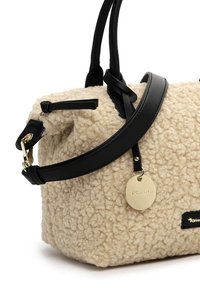 Beige nepshearling handtas met zwarte leren accenten, gevlochten handvat, afneembare schouderband en goudkleurige logo charmes. Ronde vorm, gestructureerde afwerking.