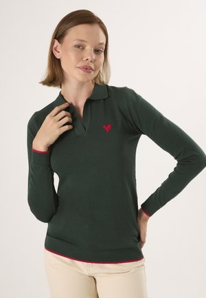 Polo a maniche lunghe verde realizzato in tessuto lavorato a maglia, con logo a forma di cuore rosso sul petto e dettagli rossi sui polsini e sull'orlo.
