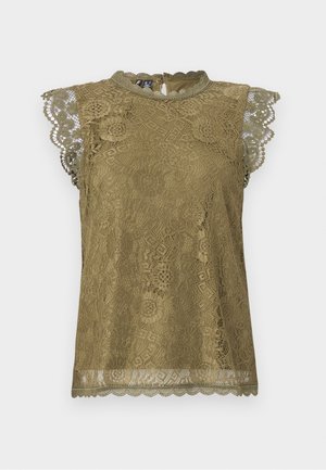 Top de encaje verde oliva con cuello alto, mangas en forma de concha, patrones florales detallados y cierre en la espalda con forma de ojo de llave. Tela de encaje texturizada.