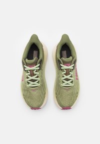 HOKA CHALLENGER 7 - Běžecké boty do terénu - forest floor/beet root