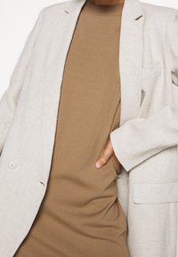 WEEKEND MaxMara Robe pull - camel