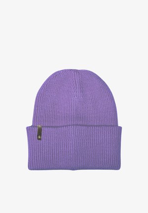 Lila gestrickte Beanie-Mütze mit strukturiertem Rippmuster und umgeschlagenem Rand. Verfügt über ein kleines schwarzes Etikett mit Logo an der Seite.