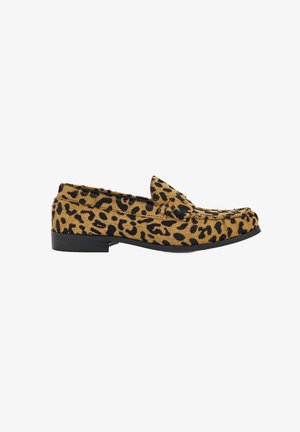 Leopardprint loafers met een textured nepbont bovenwerk, zwarte accenten en een lage, platte zwarte zool. Geschikt voor casual draag.