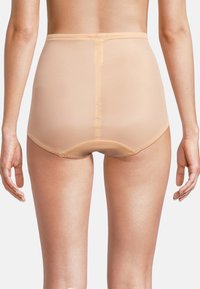 Beige hoge taille slips van gladde, doorzichtige stof met zachte naden, met een full-coverage ontwerp en subtiele stikdetails.