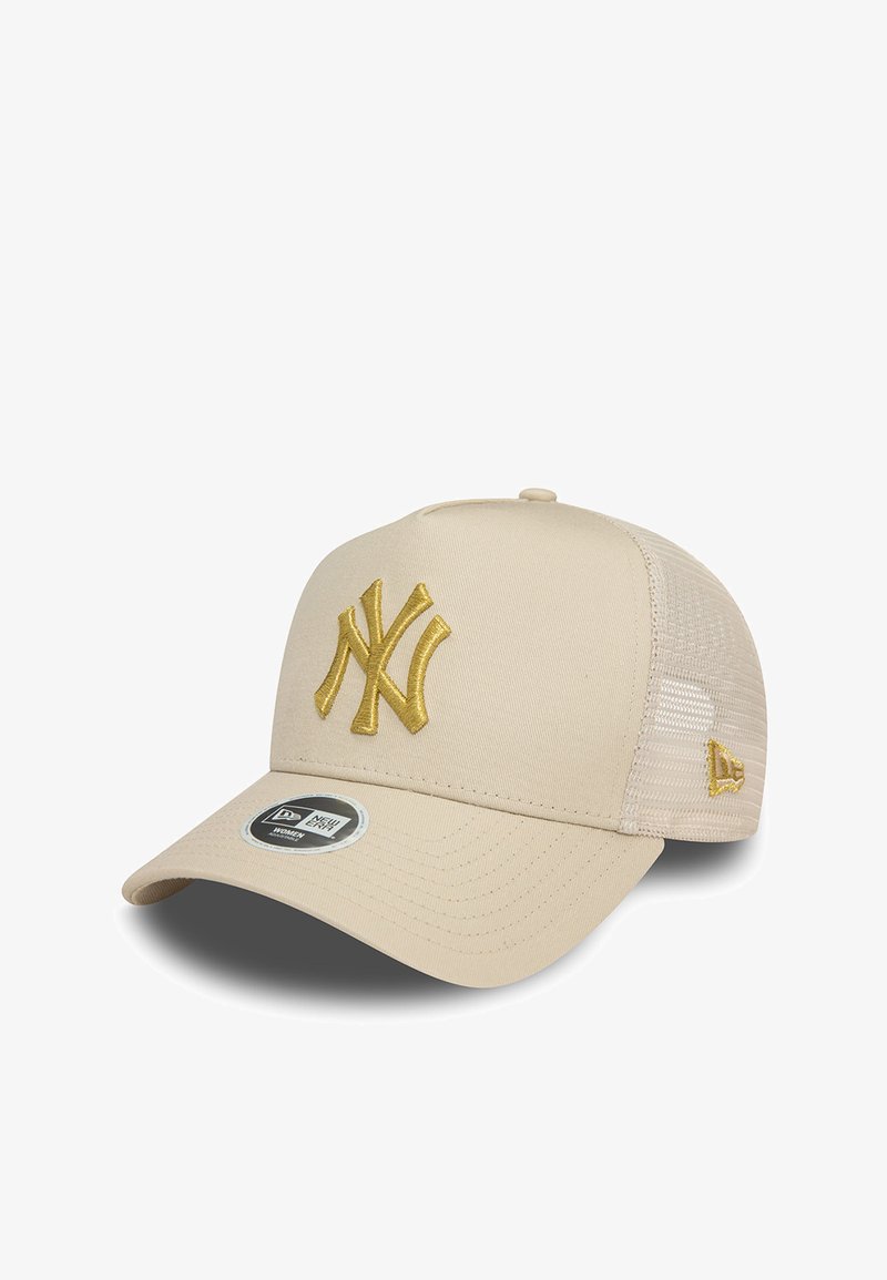 Beige Baseballkappe mit erhabenem, goldgesticktem New York Yankees Logo. Verfügt über eine strukturierten Form und ein Netzrückenpaneel fürAtmungsaktivität.
