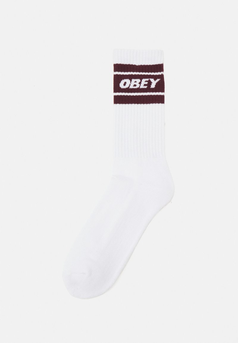 Calcetín de algodón blanco con textura acanalada y una banda color burdeos que presenta la palabra "OBEY" en letras blancas cerca de la parte superior.