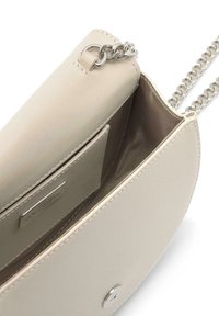 Bolso cruzado de cuero beige con cadena de plata, cierre a presión, un bolsillo interior y textura suave. Forma redondeada y suave.