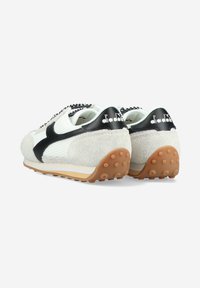 Vita och grå sneakers med en strukturerad tyg- och mockaovandel, svarta detaljer, retrodesign och en gummigummisula med bra grepp.