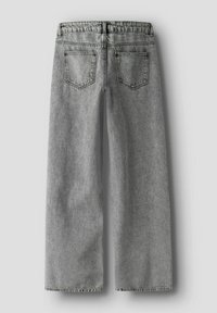 Grå vide jeans med to baklommer og synlige sømmer, vist bakfra på en enkel lys bakgrunn.