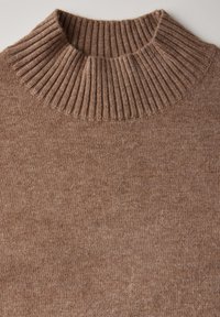 Maglione lavorato a maglia in una tonalità di marrone medio, caratterizzato da un colletto alto a coste spesse. Tessuto morbido con una finitura liscia e leggermente melangiata.