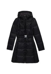 Svart vadderad vinterjacka med huva, bälte i midjan, dragkedjestängning och kviltad struktur. Har långa ärmar och en mittlång design.