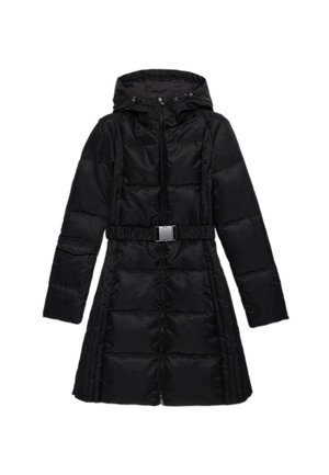 Czarna ocieplana kurtka zimowa z kapturem, z pasem w talii, zamkiem błyskawicznym oraz pikowanym wzorem. Posiada długie rękawy i długość do połowy uda.