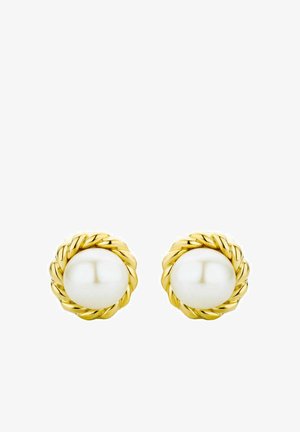 Boucles d'oreilles dorées mettant en valeur des perles blanches circulaires entourées d'un design en corde dorée torsadée, présentant une finition polie.