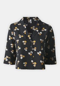 Chemise noire à manches courtes avec un motif floral en nuances de blanc et de jaune ; présente un col en V et une fermeture à boutons sur le devant. Tissu léger.