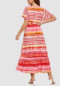 Vestido maxi con mangas cortas, con rayas horizontales rojas, rosas y amarillas. Tejido ligero, dobladillo con volantes y diseño texturizado.