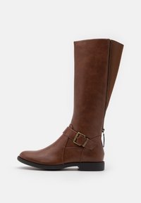 Brązowy skórzany botek do kolan z zaokrąglonym czubkiem, bocznym zamkiem błyskawicznym oraz ozdobnym paskiem z klamrą w okolicy kostki. Gładka tekstura z matowym wykończeniem.