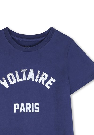 T-shirt bleu marine avec un col rond, arborant un texte blanc usé indiquant "VOLTAIRE PARIS" en styles courbés et droits. Matière en coton.