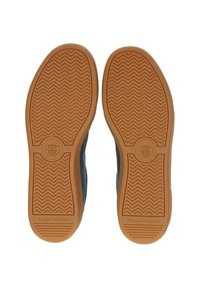 Suole delle sneaker con una suola in gomma marrone caratterizzata da un motivo a zigzag. La parte superiore è di un blu scuro, arricchita da dettagli di branding.