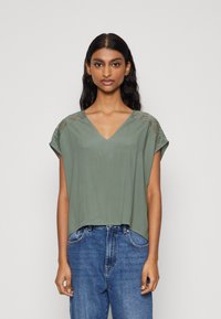 Vero Moda Petite - VMRUSK V NECK - Triko s potiskem - laurel wreath Miniatura obrázku 1