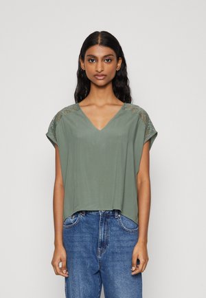 VMRUSK V NECK - Triko s potiskem - laurel wreath