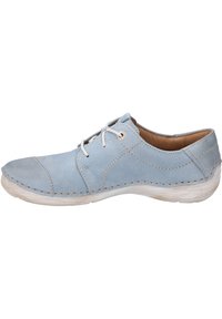 Chaussure en cuir bleu clair avec un bout rond, des lacets blancs et des coutures contrastées. Design décontracté avec une surface texturée et une semelle rembourrée.