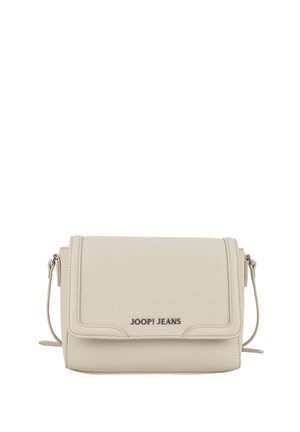Beige Leder-Crossbody-Tasche mit Klappenverschluss, silbernen Beschlägen und geprägtem "JOOP! JEANS"-Logo auf der Vorderseite. Strukturierte Oberfläche.